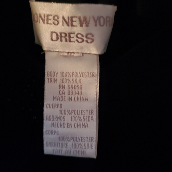 Sleeveless Jones of NY Gown - Picture 2 of 4